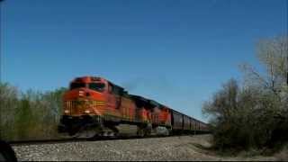 preview picture of video 'BNSF Grain Train with DPU @ Lemitar, NM'