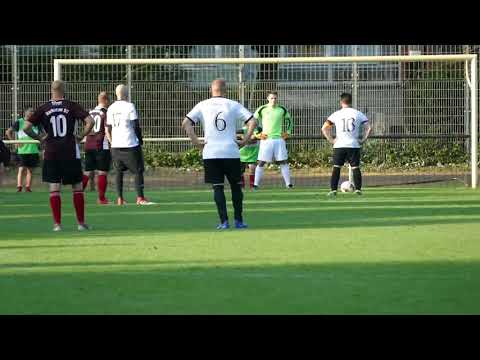 Elfmeter für Moorburg beim Pokalspiel am 30.7.2019 gegen HSC im Moorburger Elbdeichstadion.