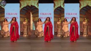 Bollywood actresses ramp walk goes HORRIBLY WRONG | Uncut videos