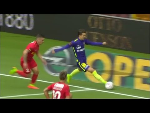 Árbitro valida gol após lance bizarro na Dinamarca