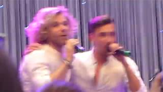 Feuerherz singe "In meinen Träumen ist die Hölle los" aus ihrem aktuellen Album "Feuerherz"