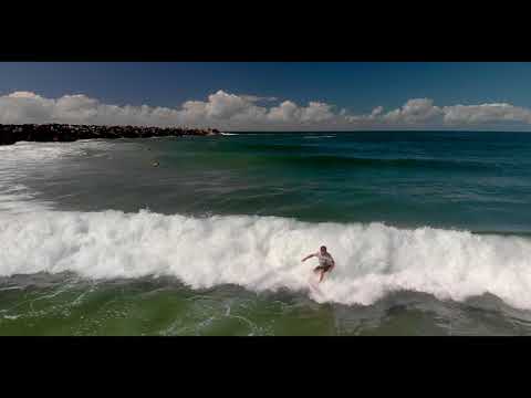 Drone fangar skemmtilegt brim á Turners Beach