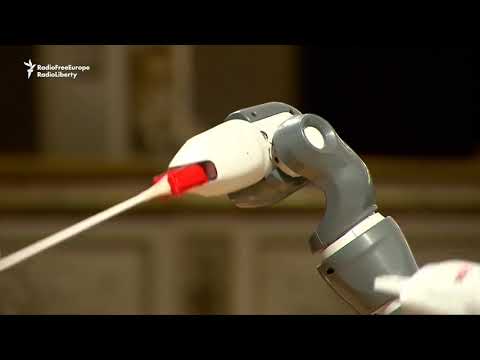 ロボットYuMiがボチェッリコンサートを指揮