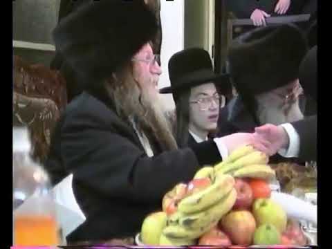#Modzitz Chassidic Rebbe at a fruit Tisch Tu B''Shvat 🍎 🍏 🍊 😋 😍