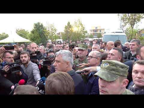 Tërmeti 5.6 ballë tremb dhe Hashim Thaçin, ndërpret intervistën dhe sheh nga godinat në prag rrënimi