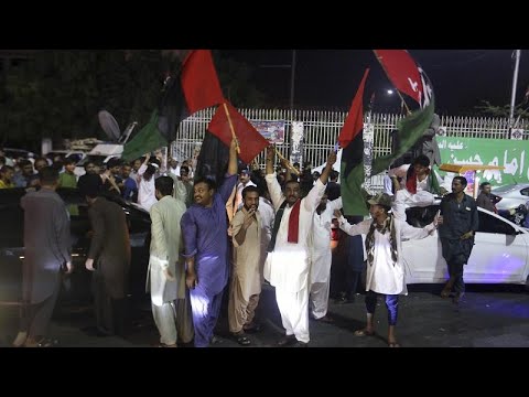 شاهد حزب الشعب الباكستاني يحتفل بالإطاحة بحكومة عمران خان