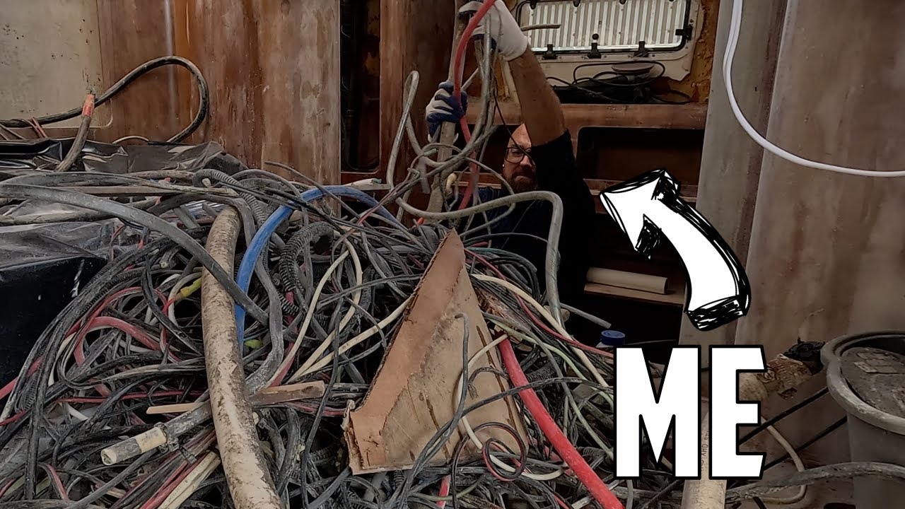 ⛵️ Hurricane DIY catamaran. Digging into the hulls 😳 Ep 604