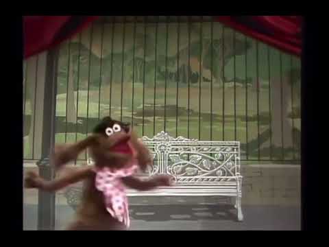 The Muppet Show - 208: Steve Martin - Baskerville the Hound (1977)