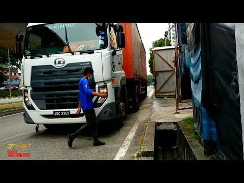 LORY UD NISSAN TRUCKERS VS UD NISSAN QUESTER Truk malaysia Paling Keren!!! #truck