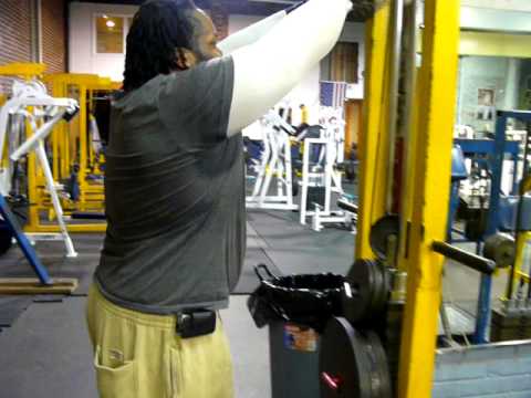 Big Cliff takes the gym record 420lbs tricep pulldown