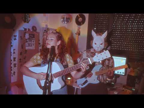 Maddie Moon - hold (drifting away) | Live Performance