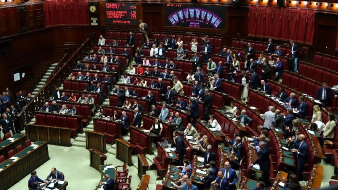 Chat Delmastro, protesta M5S sotto i banchi della maggioranza con i telefoni dopo voto in Aula