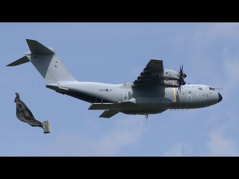 Atlas military transport drops cargo 🪂📦