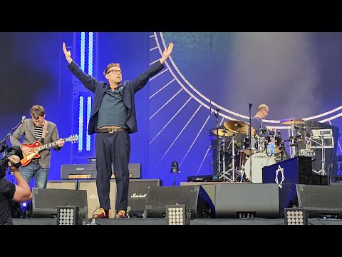 Videoclip de St Charles Square (Live at Wembley Stadium) — Blur