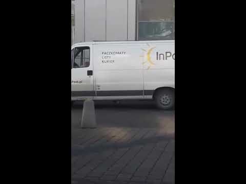 Inpost dostarcza porcelanę do paczkomatu  Kraków, Galeria Kazimierz, kurier rzuca paczki, courier