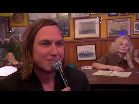 Lars Eidinger bei "Inas Nacht" singt "Choral vom Baal" von Bertolt Brecht