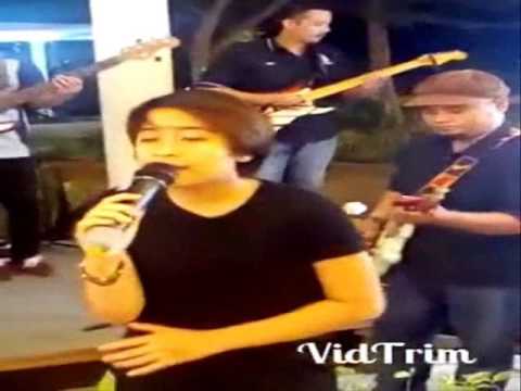 ARA JOHARI (AF 2016 ) NYANYI LAGU RELA DAN AGNES MONICA