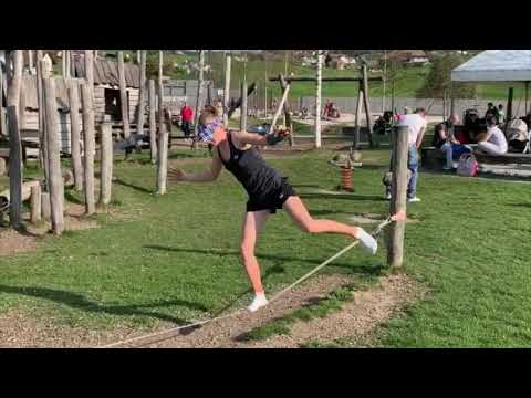 Céline auf der Slackline