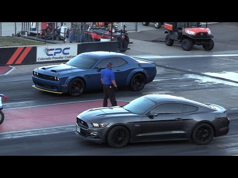 Hellcat Redeye vs Mustang GT - muscle cars drag racing