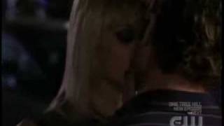 Extrait : Jenny et Nate s'embrassent