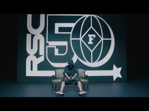 L (con Kase.O, Elio Toffana, Ptazeta, Ayax & Prok, Spok Sponha, Craneo, Bejo, Easy-S, Moneo, Fernandcosta, Dollar Selmouni, Sofia Gabbana, Toteking, Las Ninyas del Corro & Recycled J)