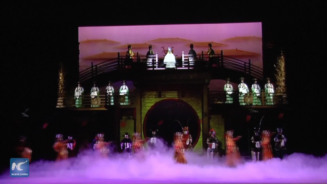 Colombianos viven la magia de la ópera china con proyección de la película El Acantilado Rojo