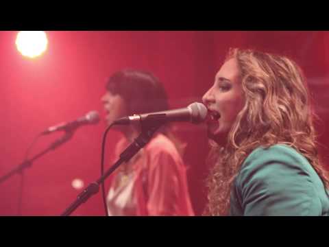Son Ellas - "Besarte Tanto" (VideoClip en Vivo)