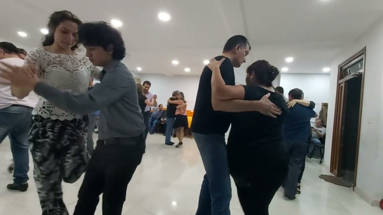 Amigo bandoneón hoy vuelvo como ayer a estar junto a tu lado en esta noche cruel al escucharte a vos