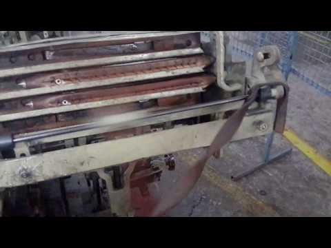 Carpet shuttle loom in action