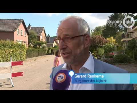 Noodweer teistert omgeving Nijkerk: bomen over de weg, pannen van het dak