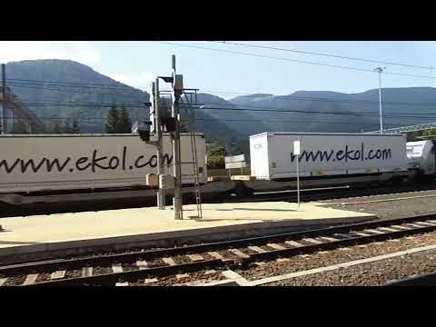 Arrivo a Tarvisio, cambio trazione e ripartenza verso l'Austria di un treno merci