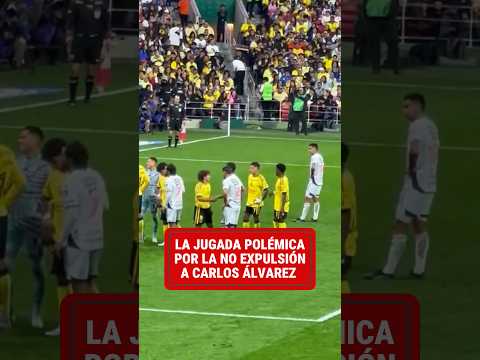 ¡SE SALVÓ DE LA ROJA! el árbitro consideró que no había confrontación entre los jugadores.