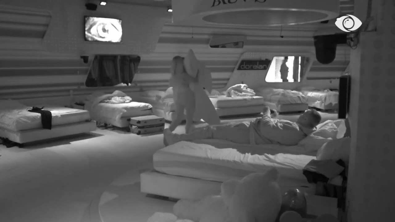 “Mos bëj lojëra të pisëta”/ Rogerti shtrihet pranë Brikenës, banorja largohet nga krevati