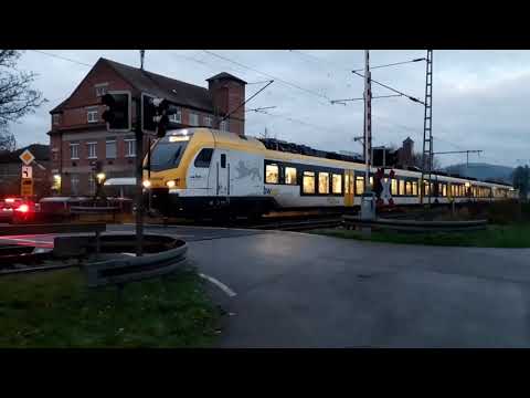 Zug fährt über offenen Bahnübergang in Urbach (b. Schorndorf)