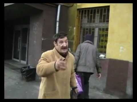 Bezdomny kopany po twarzy przez sokistów 