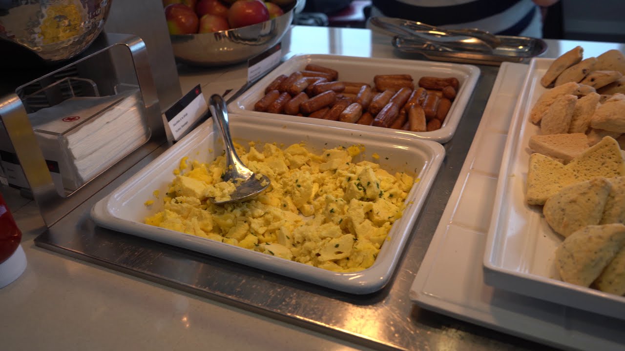 Air Canada Maple Leaf Lounge