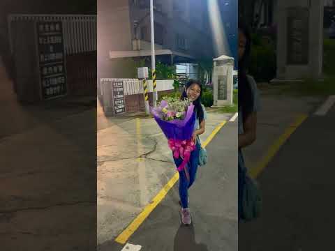 Senang sekali di kasih seikat bungat sebesar ini sama si dia @ifahchannel2446