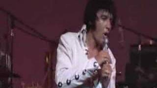 Elvis "canta" 'Ignudi fra i nudisti'