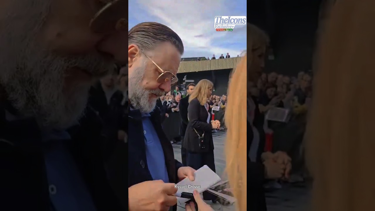 Russell Crowe Signs Fans Autographs At Festival #russellcrowe