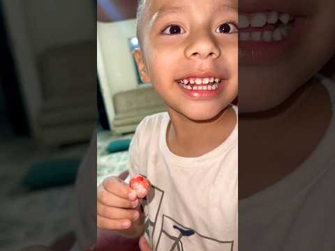 Noo 😣 el no se puede comer el dulce 🍬