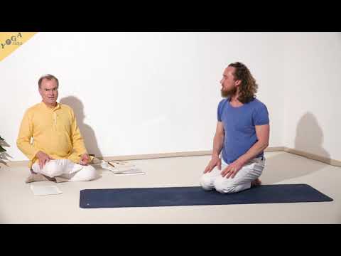 Halbe Pfauenstellung - Yoga Asana Lexikon