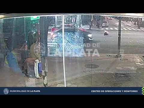 Así fue embestida una peatona que cruzó el semáforo en rojo en 7 y 51