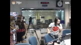 Sistar&#39;s reaction to Holiday on the radio