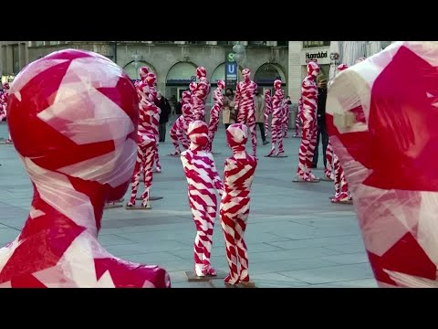 慕尼黑藝術裝置呼籲 "心態"。 (Munich art installation calls for ‘mindfulness’)