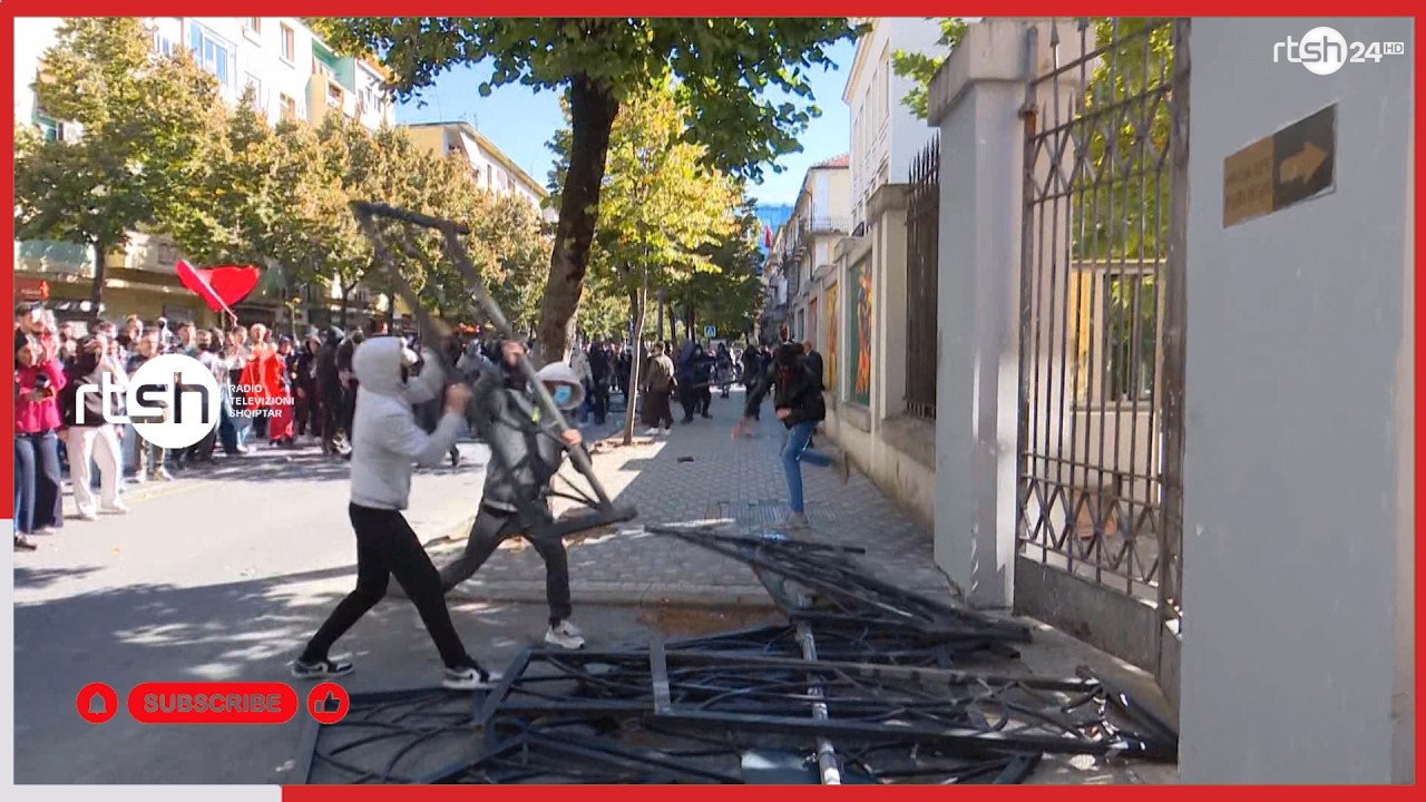 Tensionohet situata para Ministrisë së Arsimit, protestuesit shkulin kangjellat, hedhin molotovë e gurë. Policia përgjigjet me ujë e gazlotsjellës