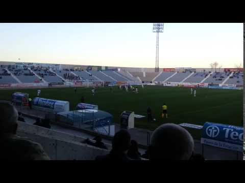 Volea de Rafa Mella desde muy lejos que se va muy desviado