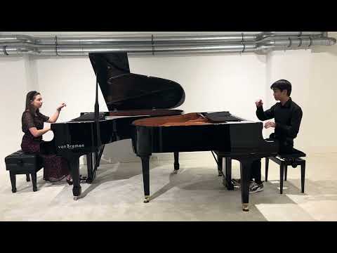 Preisträger von Jugend Musiziert spielen zu vier Händen im Pianohaus van Bremen.