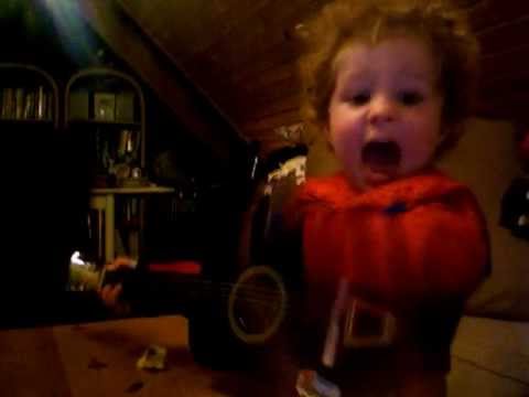 Bastian toca la guitarra