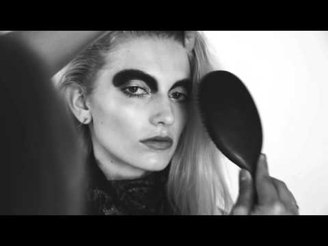 "Oh my Goth" - Spets, nitar och läder stylat av Petra Tungården | Metro Mode Backstage