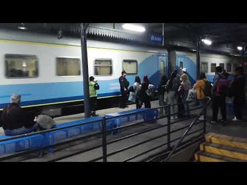 Muchos pasajeros aguardando en Haedo el tren a Bragado por el inicio de las vacaciones de invierno